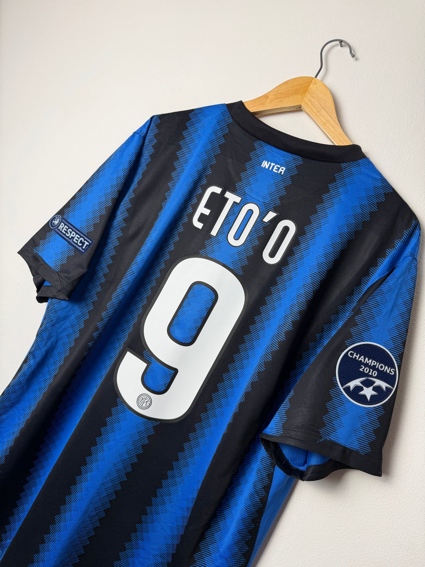 Samuel Eto'o Inter Milan 2010-11 home football shirt (XL)