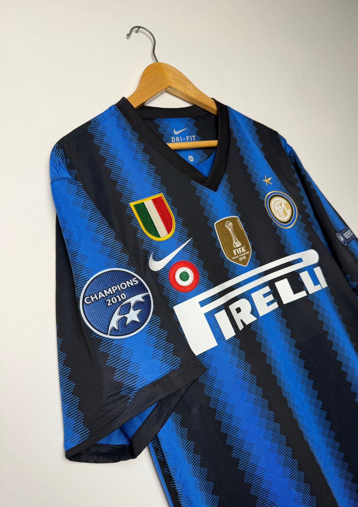 Samuel Eto'o Inter Milan 2010-11 home football shirt (XL)
