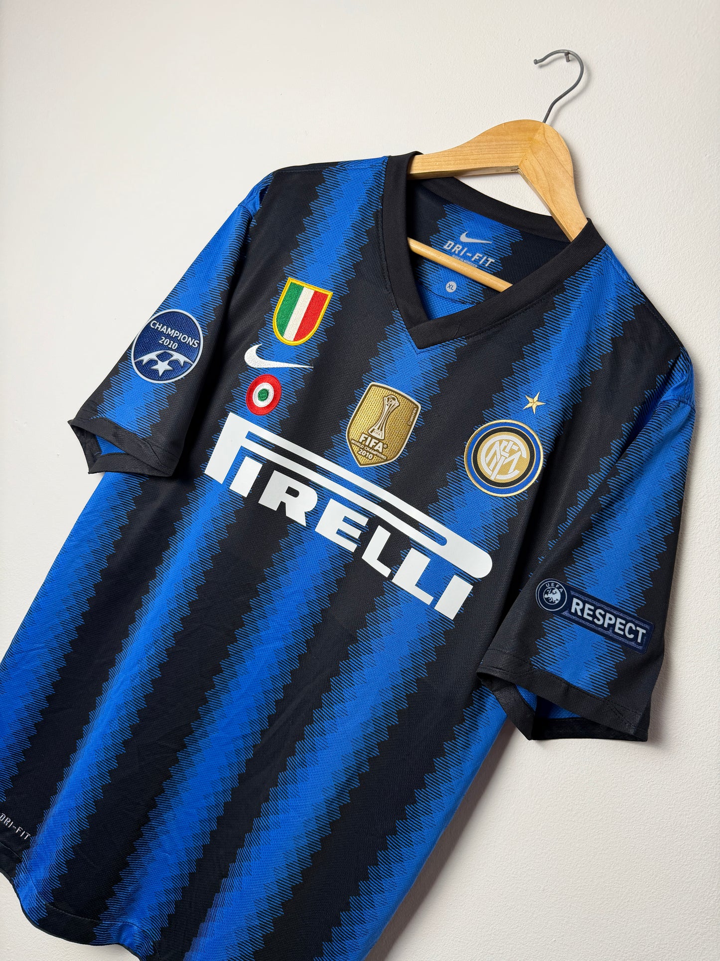 Samuel Eto'o Inter Milan 2010-11 home football shirt (XL)