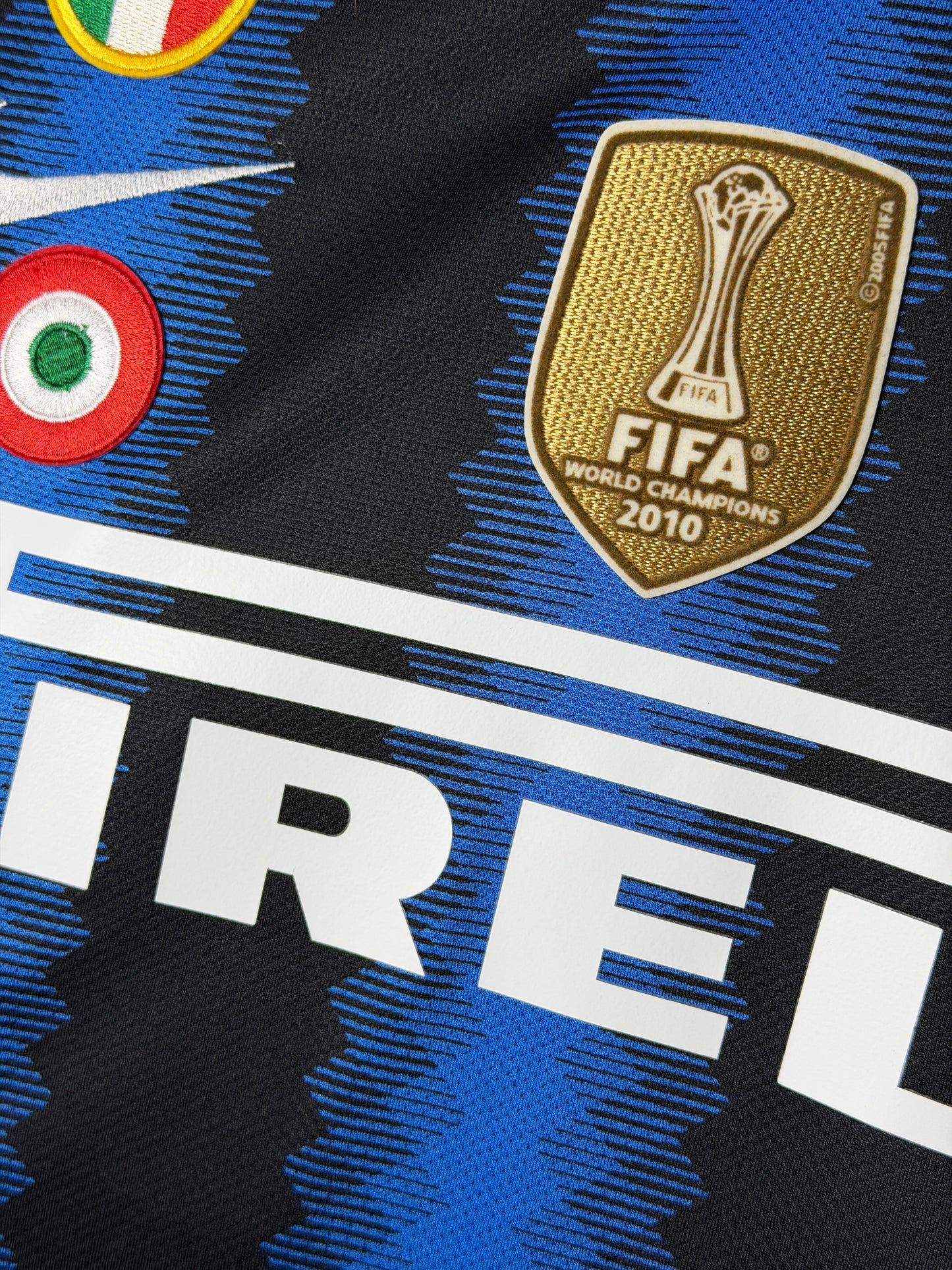 Samuel Eto'o Inter Milan 2010-11 home football shirt (XL)