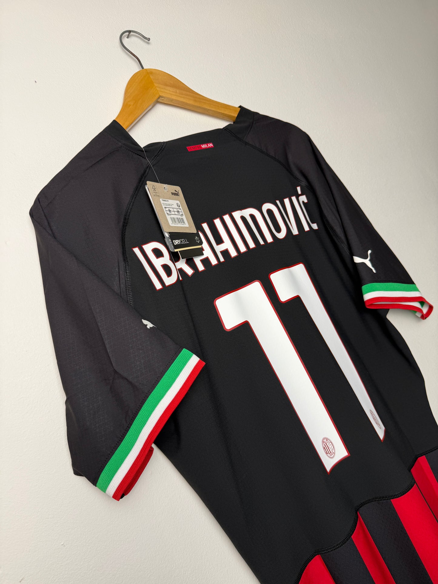 Zlatan Ibrahimovic AC Milan 2022-23 home football shirt (XL)