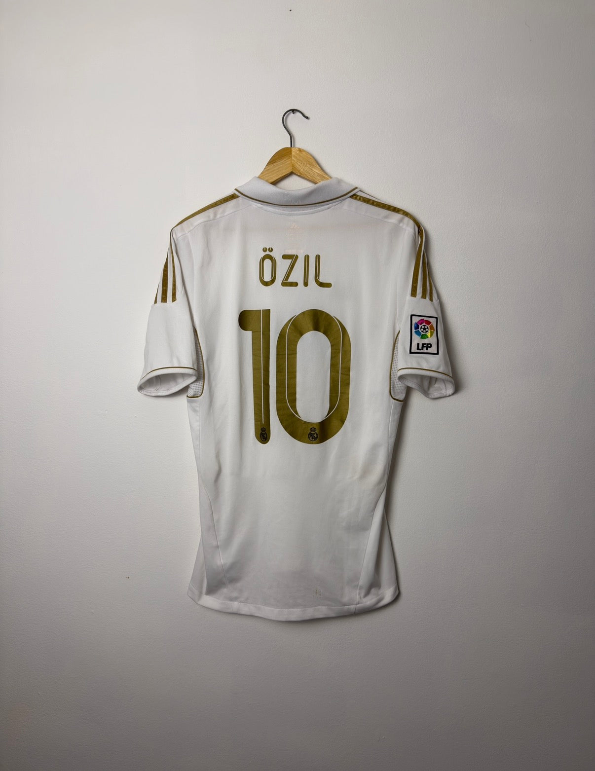 Mesut Ozil Real Madrid CF 2011-12 home football shirt (M)