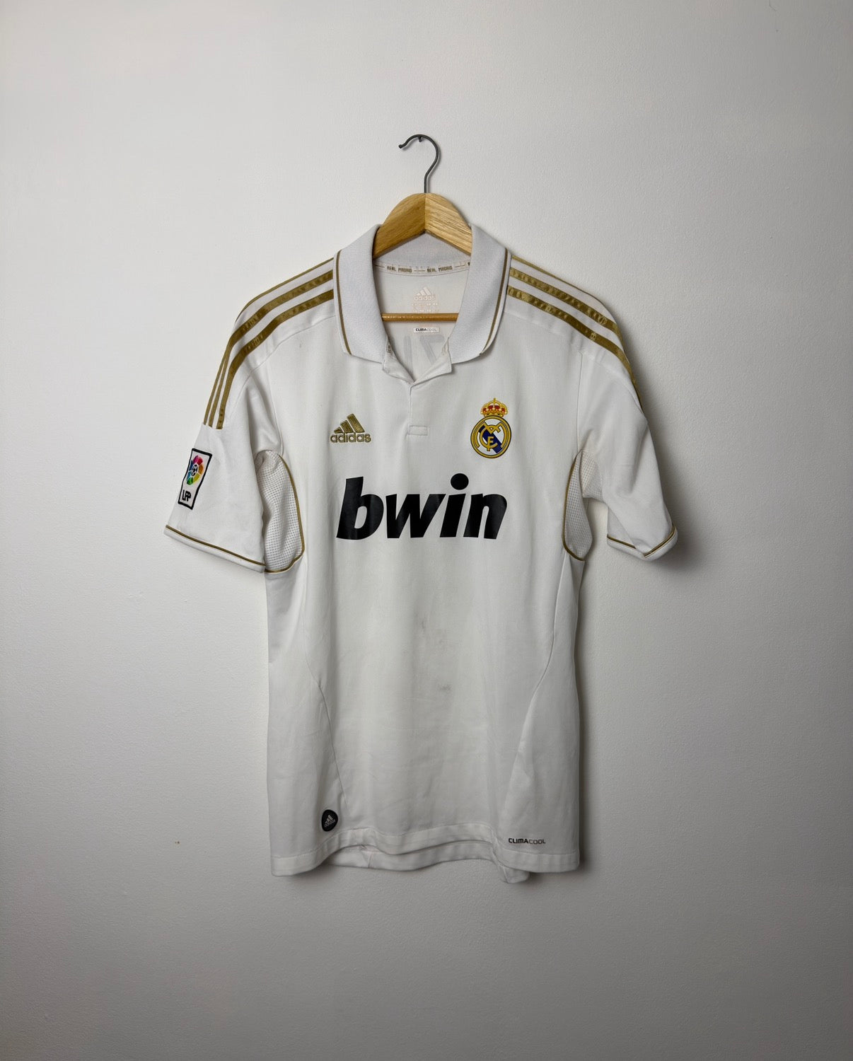 Mesut Ozil Real Madrid CF 2011-12 home football shirt (M)