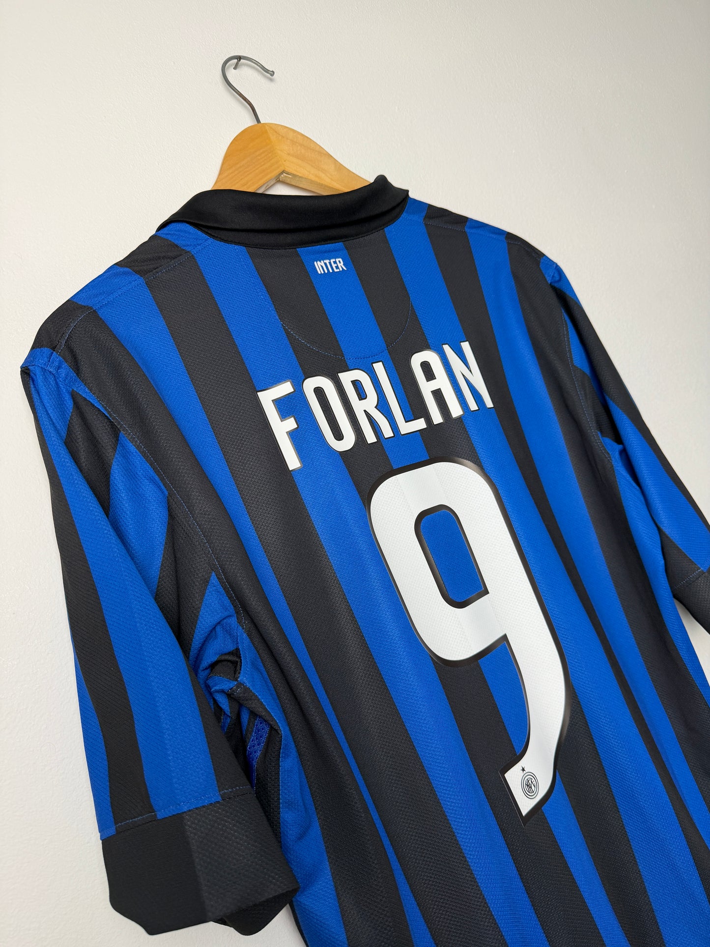 Diego Forlan Inter Milan 2011-12 home football shirt (M)