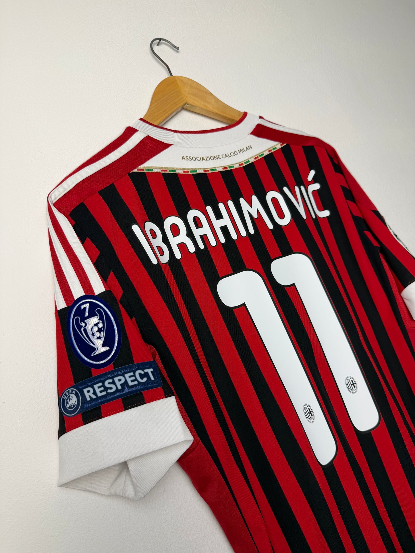Zlatan Ibrahimovic AC Milan 2011-12 home football shirt (M)