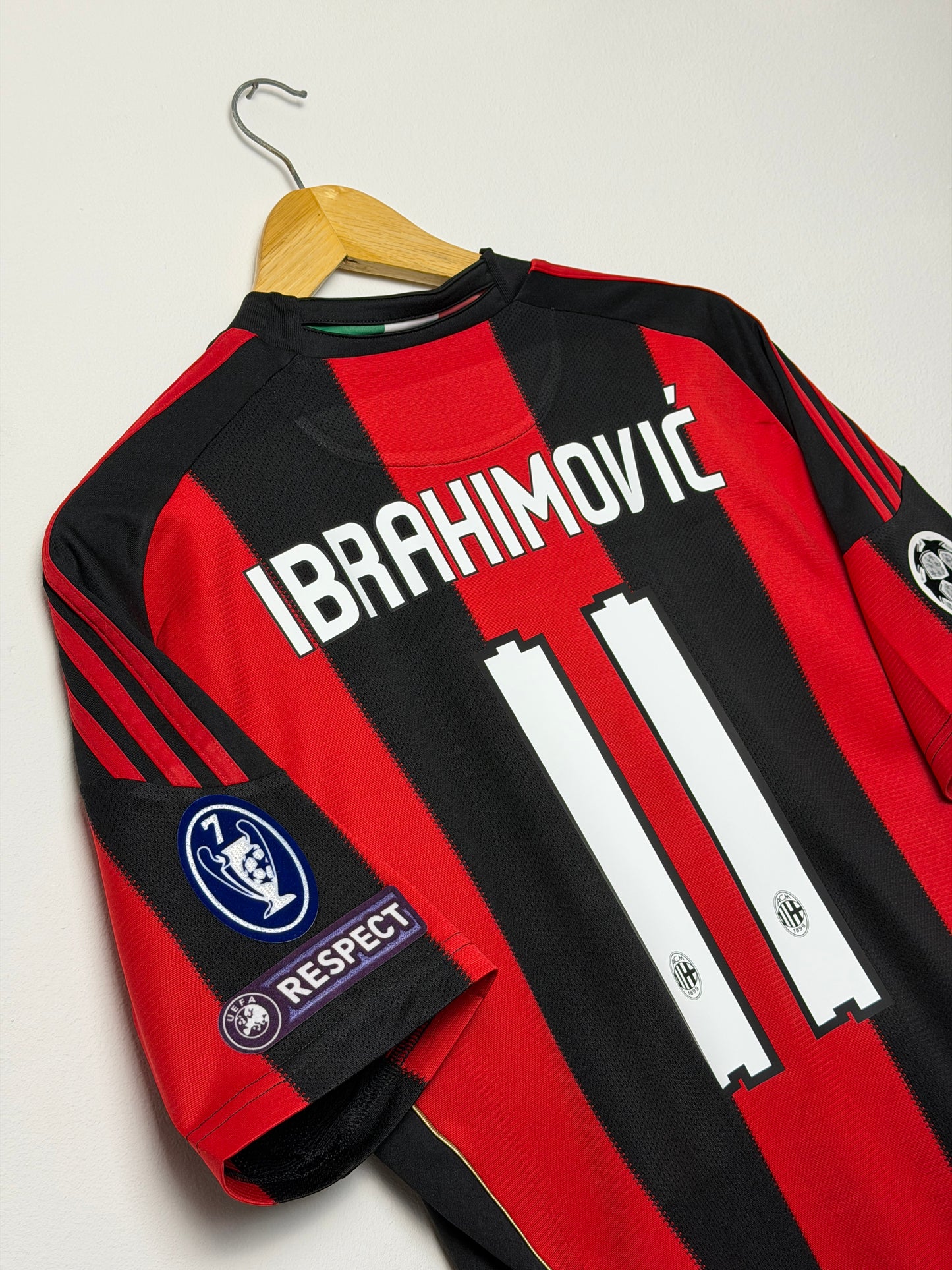 Zlatan Ibrahimovic AC Milan 2010-11 home football shirt (M)