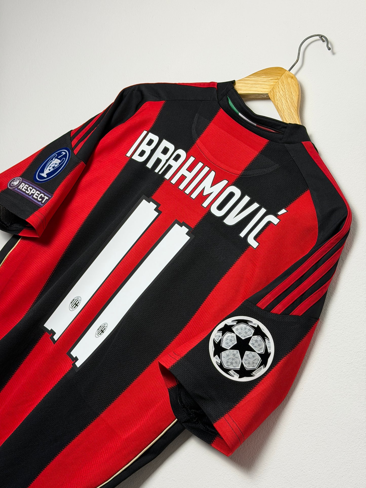 Zlatan Ibrahimovic AC Milan 2010-11 home football shirt (M)