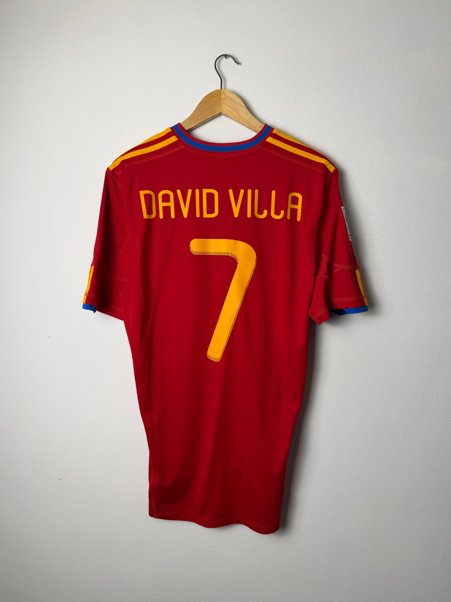 David Villa Spain 2010 World Cup home football shirt (L)