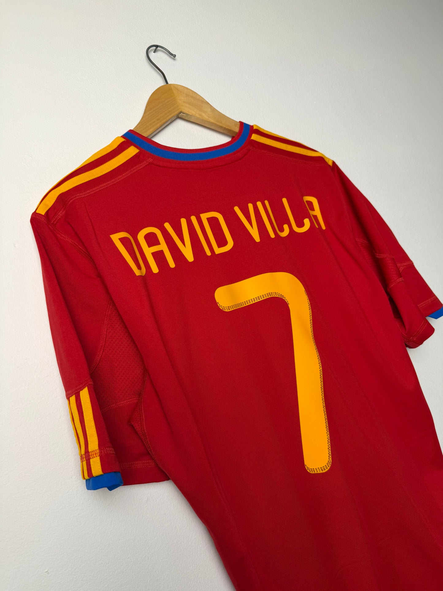 David Villa Spain 2010 World Cup home football shirt (L)