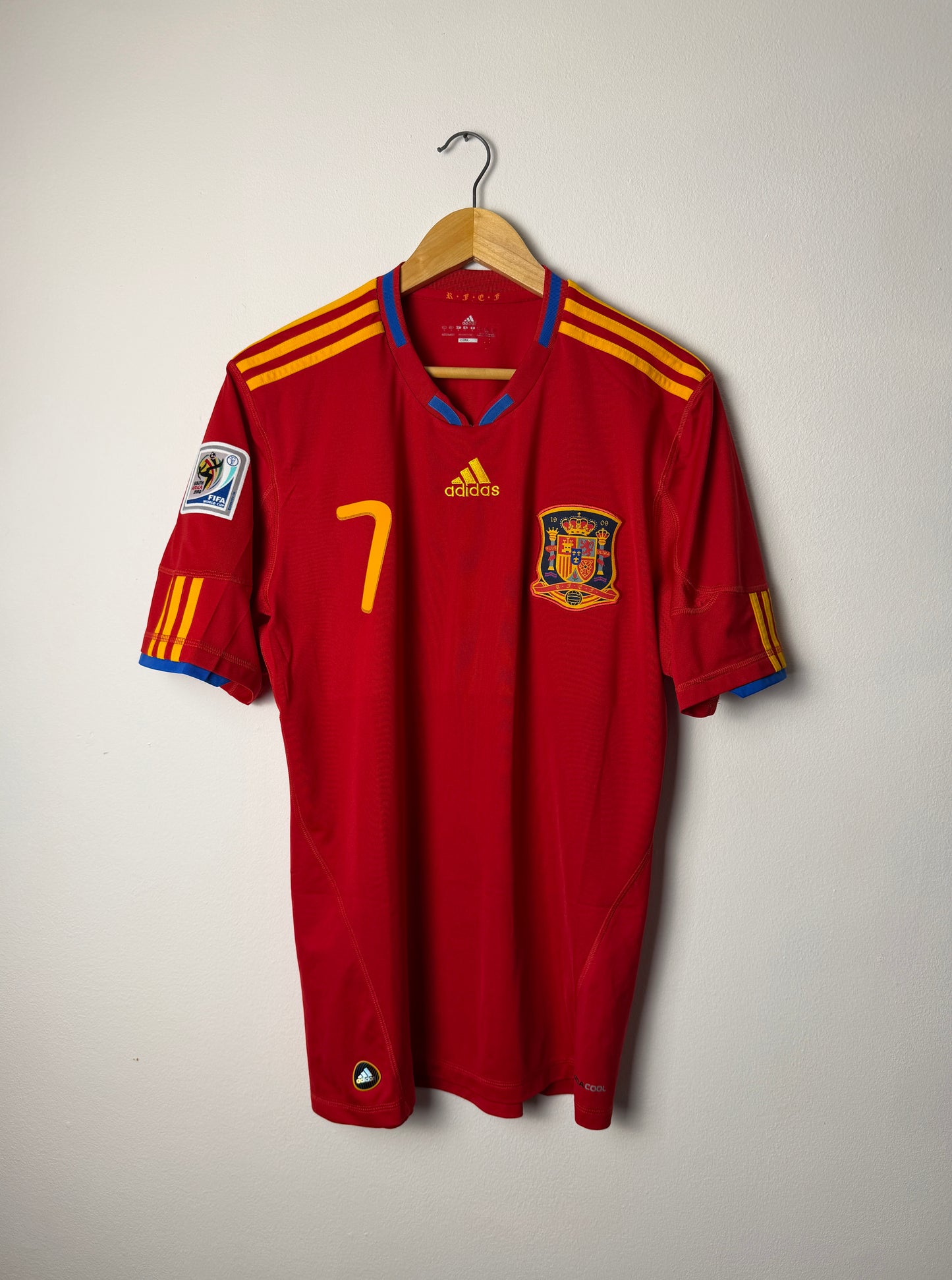 David Villa Spain 2010 World Cup home football shirt (L)