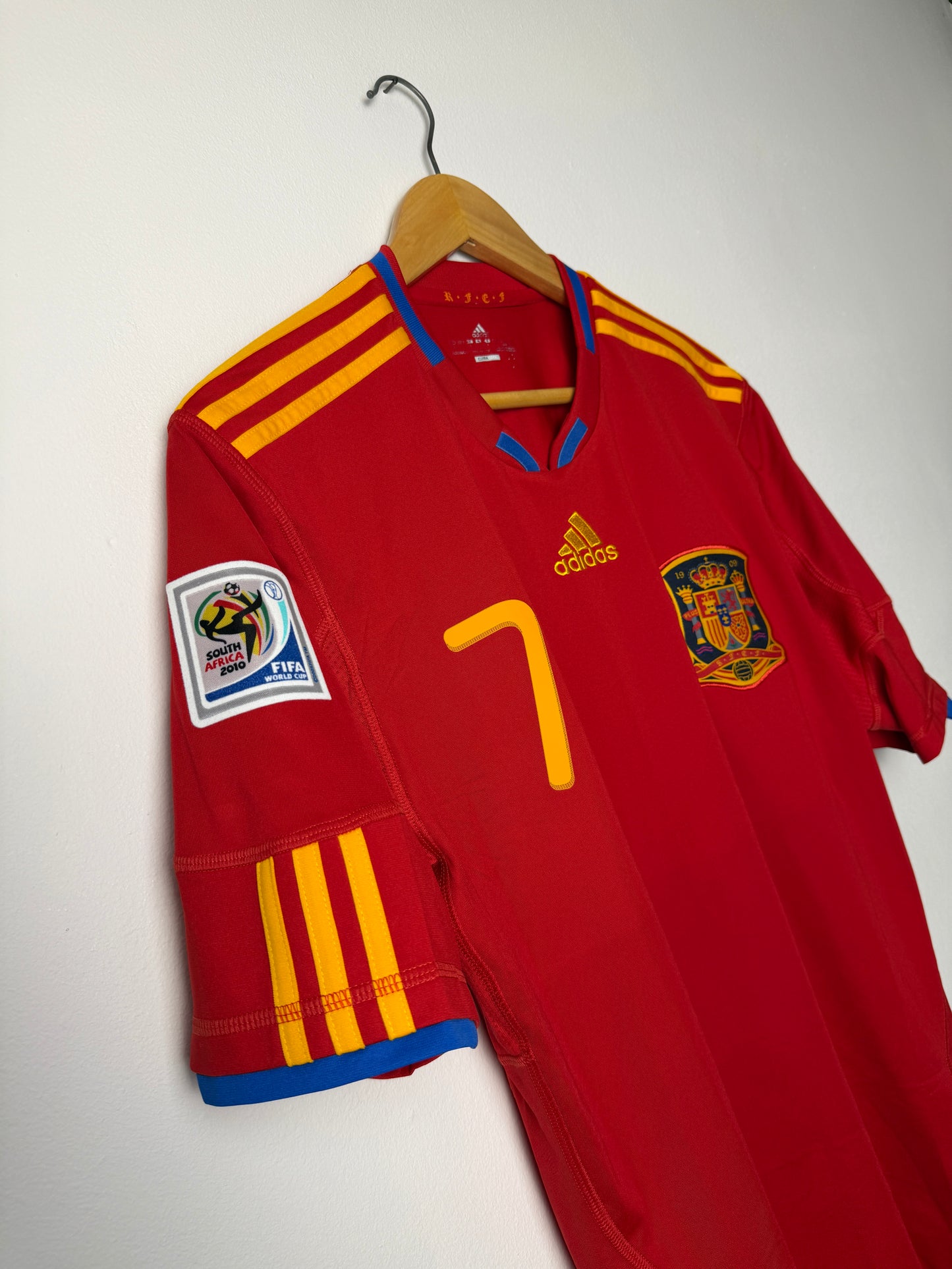 David Villa Spain 2010 World Cup home football shirt (L)