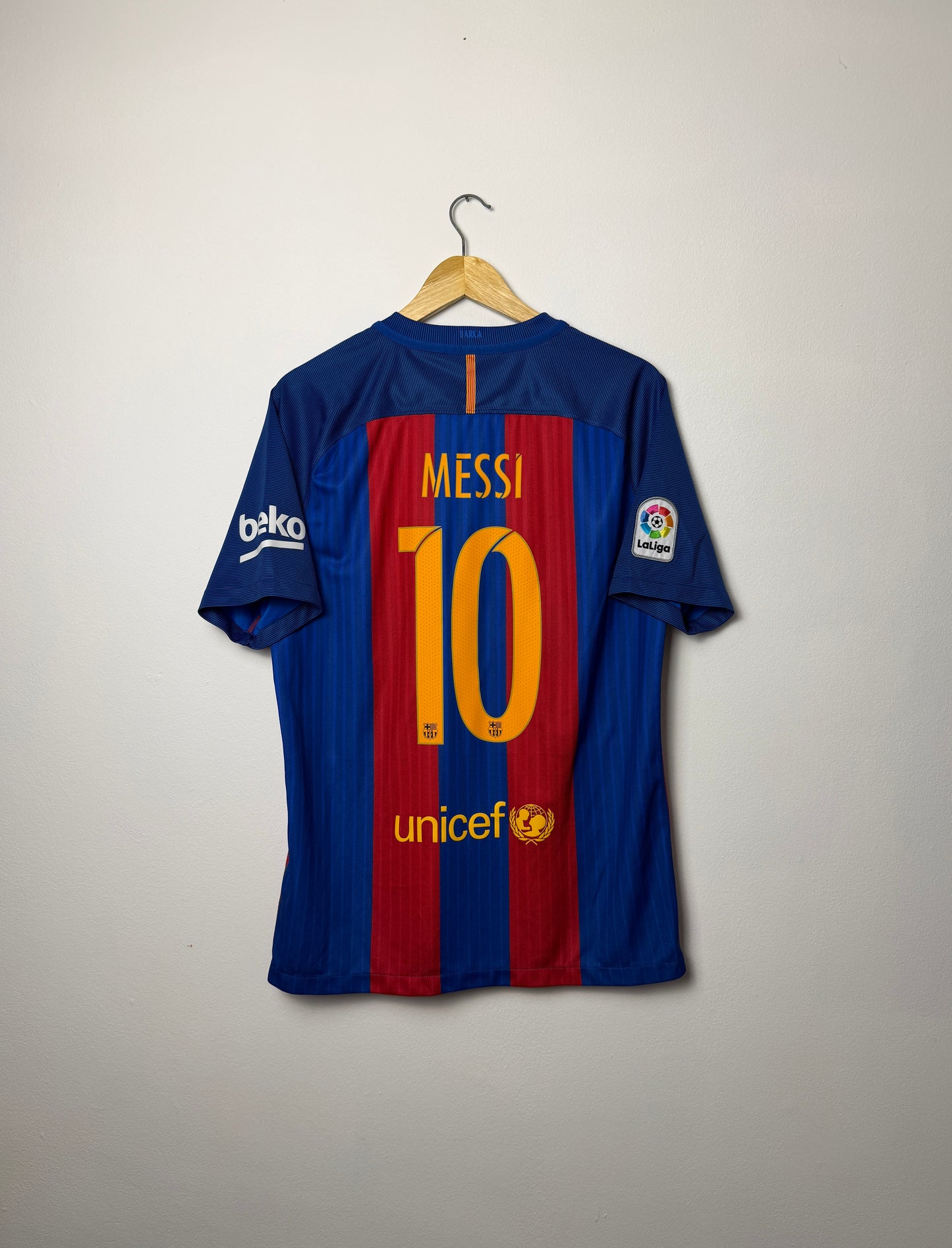 Lionel Messi FC Barcelona 2016-17 home football shirt (L)