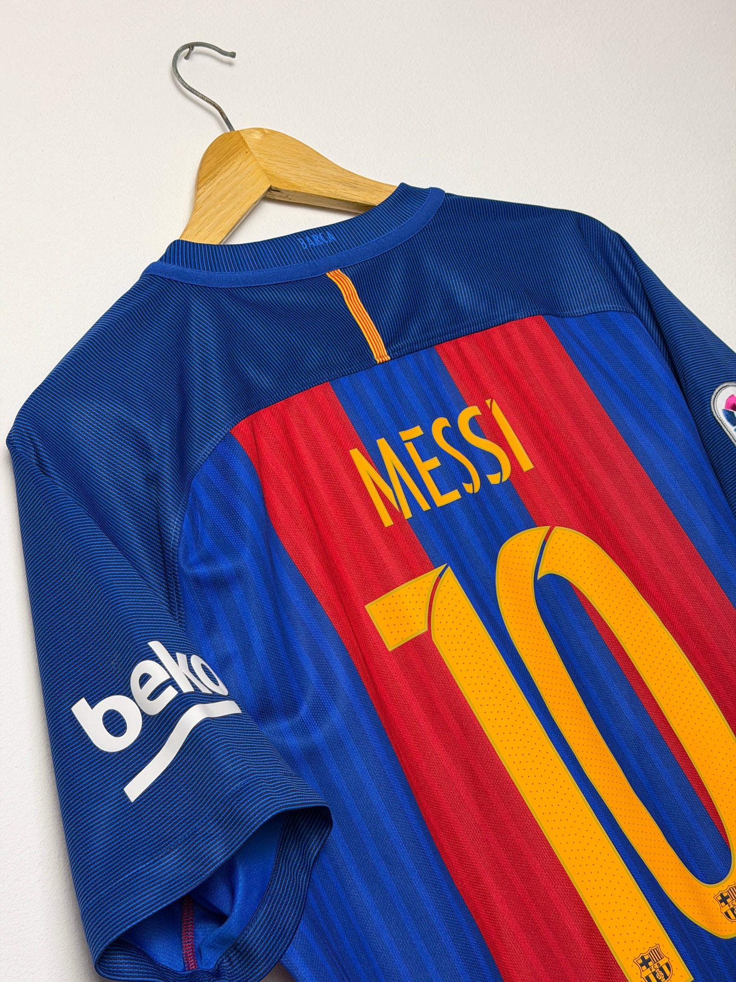 Lionel Messi FC Barcelona 2016-17 home football shirt (L)