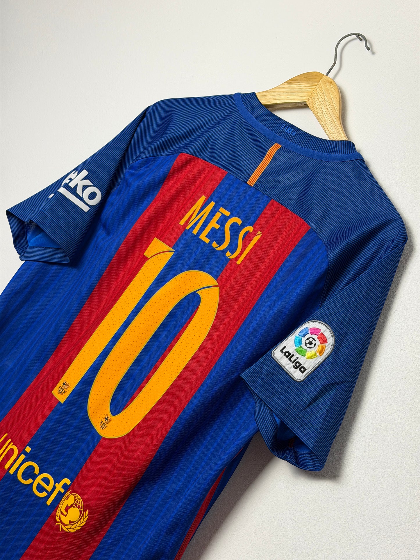 Lionel Messi FC Barcelona 2016-17 home football shirt (L)