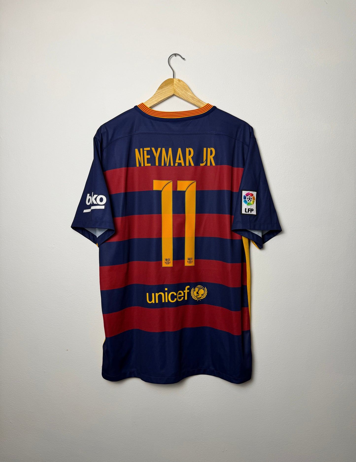 Neymar JR FC Barcelona 2016-17 home football shirt (XL)