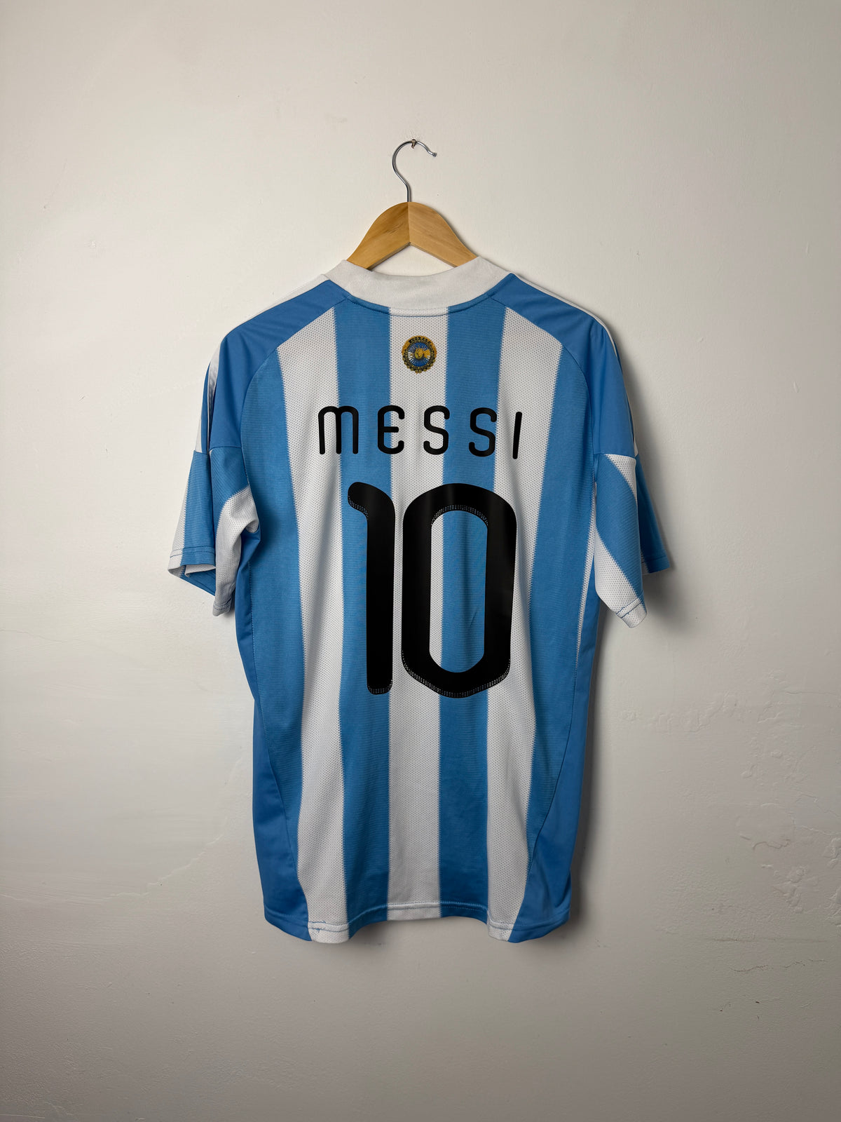 Lionel Messi 2010 Argentina home football shirt (M)