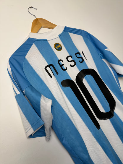 Lionel Messi 2010 Argentina home football shirt (M)