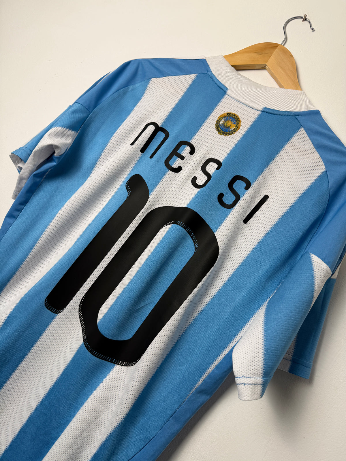 Lionel Messi 2010 Argentina home football shirt (M)