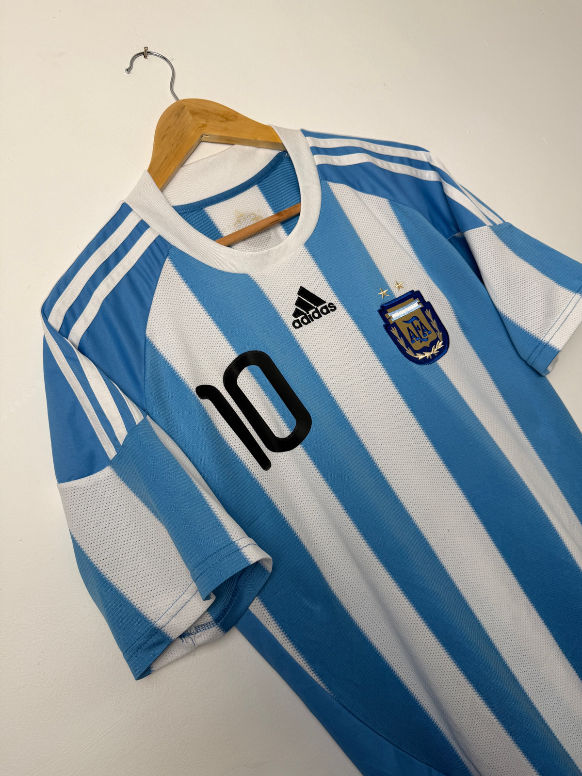 Lionel Messi 2010 Argentina home football shirt (M)