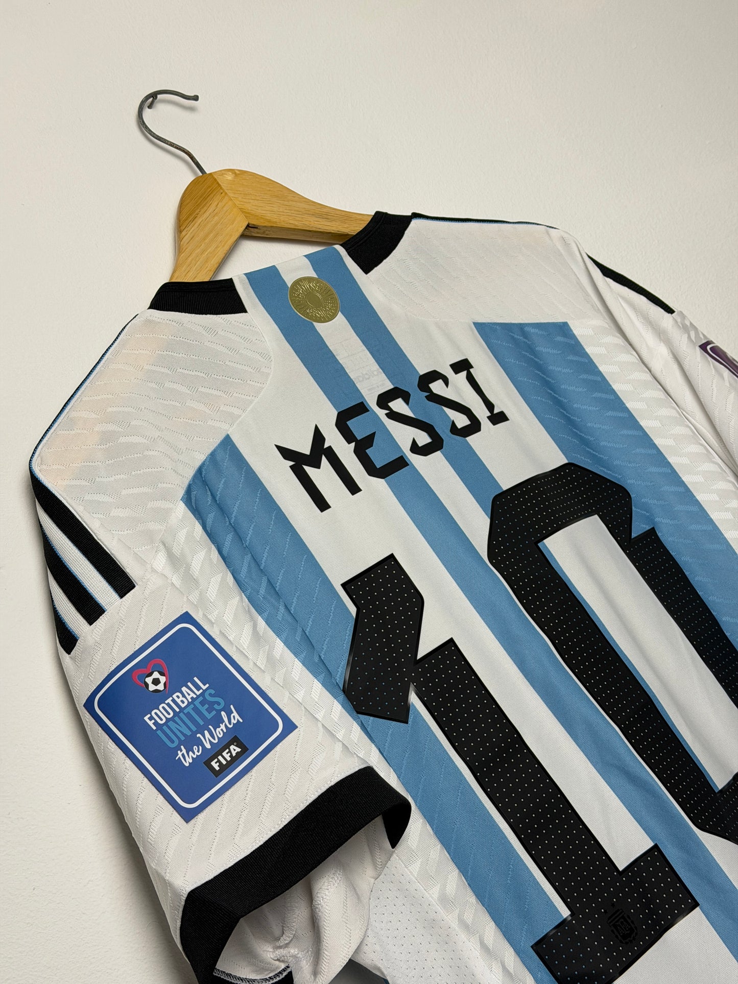 Lionel Messi Argentina 2022 World Cup final edition home football shirt (L)