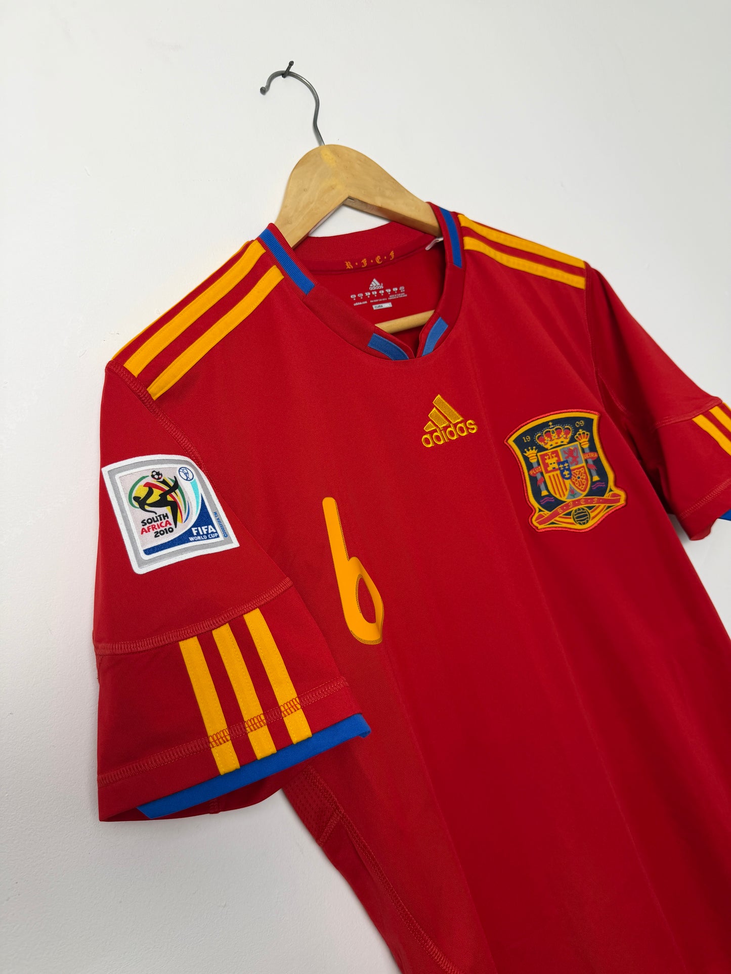 Andres Iniesta Spain 2010 World Cup home football shirt (M)