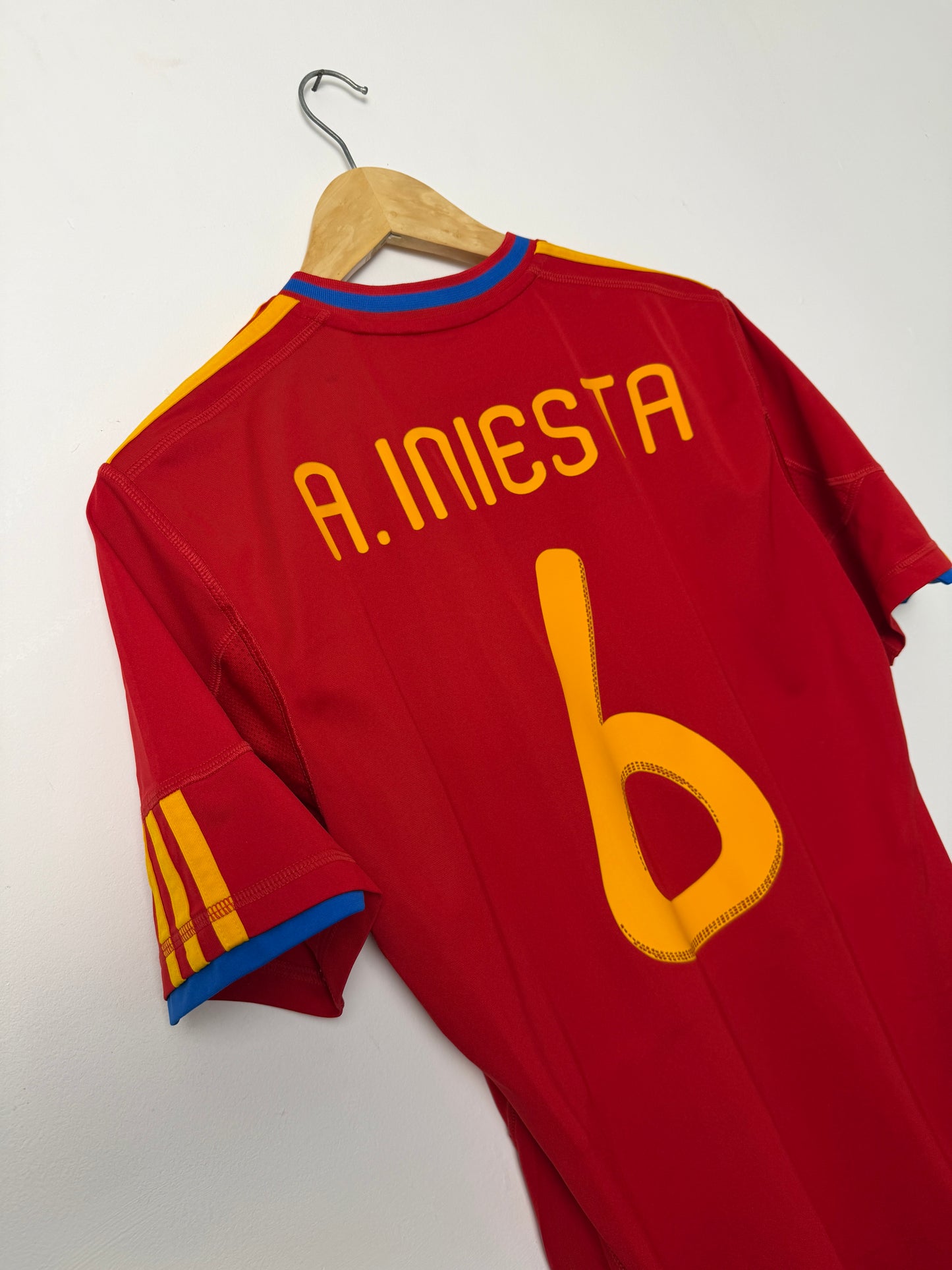 Andres Iniesta Spain 2010 World Cup home football shirt (M)