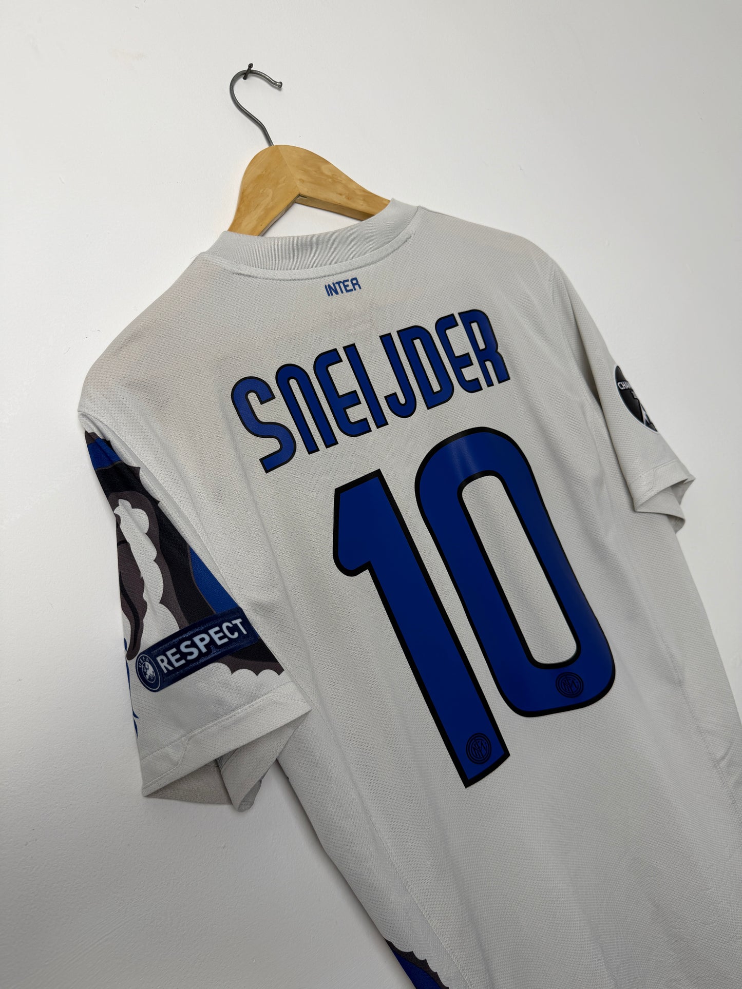 Wesley Sneijder Inter Milan 2010-11 away football shirt (M)