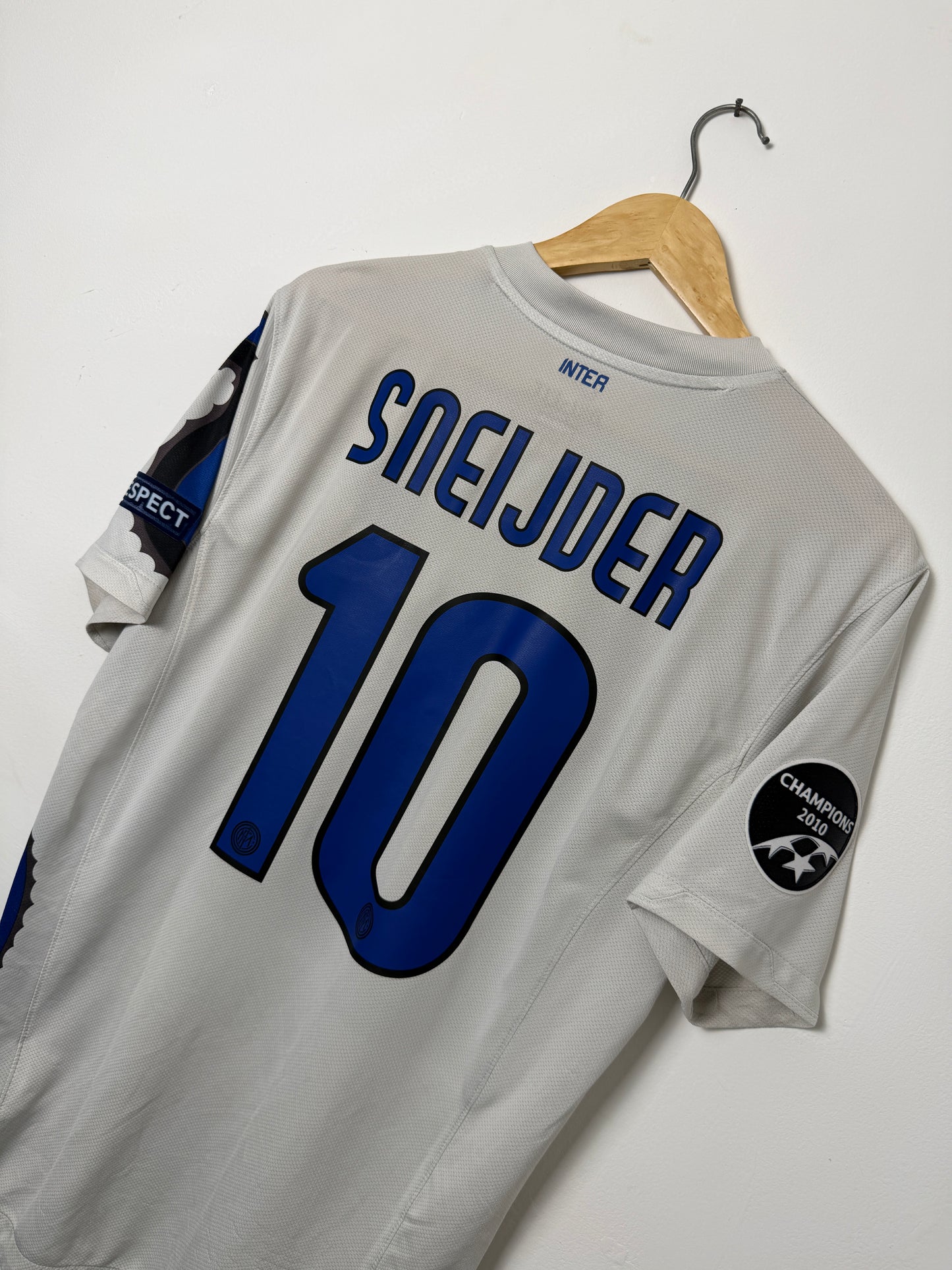 Wesley Sneijder Inter Milan 2010-11 away football shirt (M)