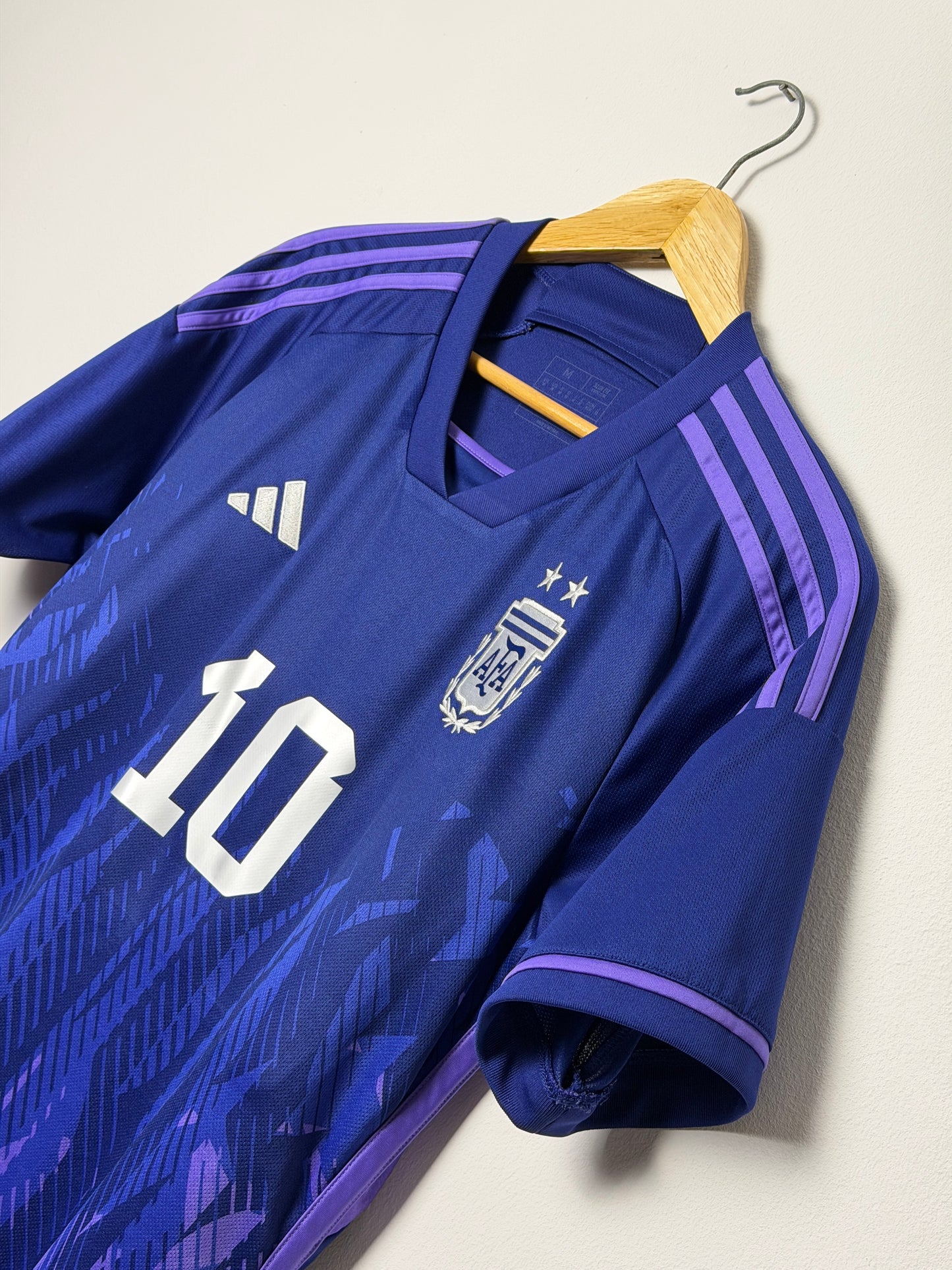 Lionel Messi Argentina 2022 World Cup away football shirt (M)