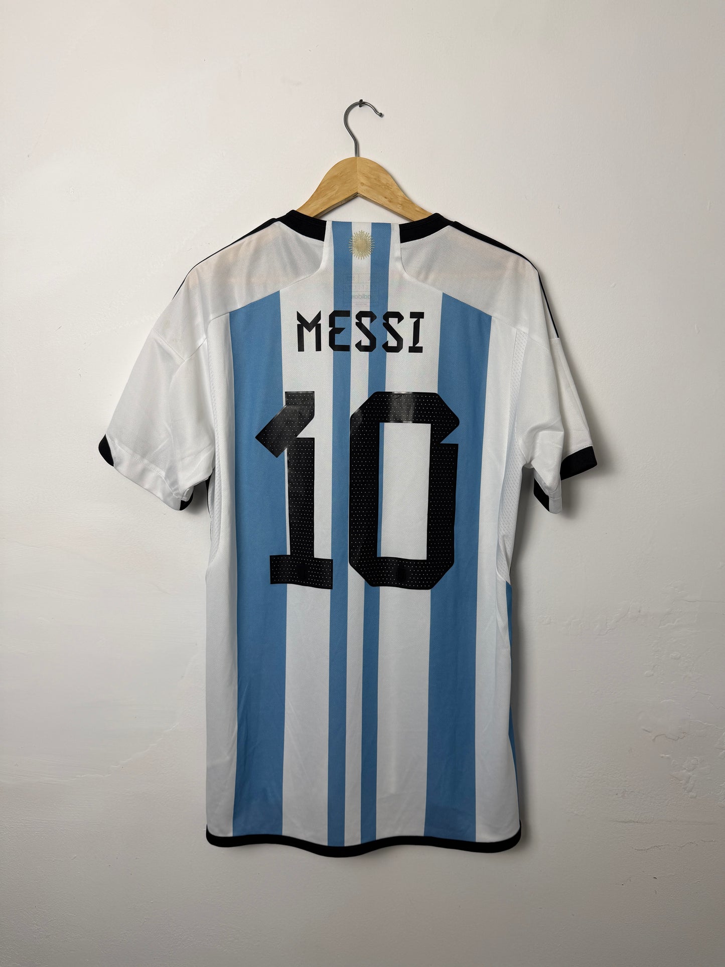 Lionel Messi Argentina 2022 World Cup home football shirt (L)