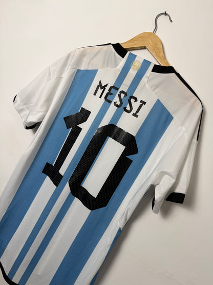 Lionel Messi Argentina 2022 World Cup home football shirt (L)