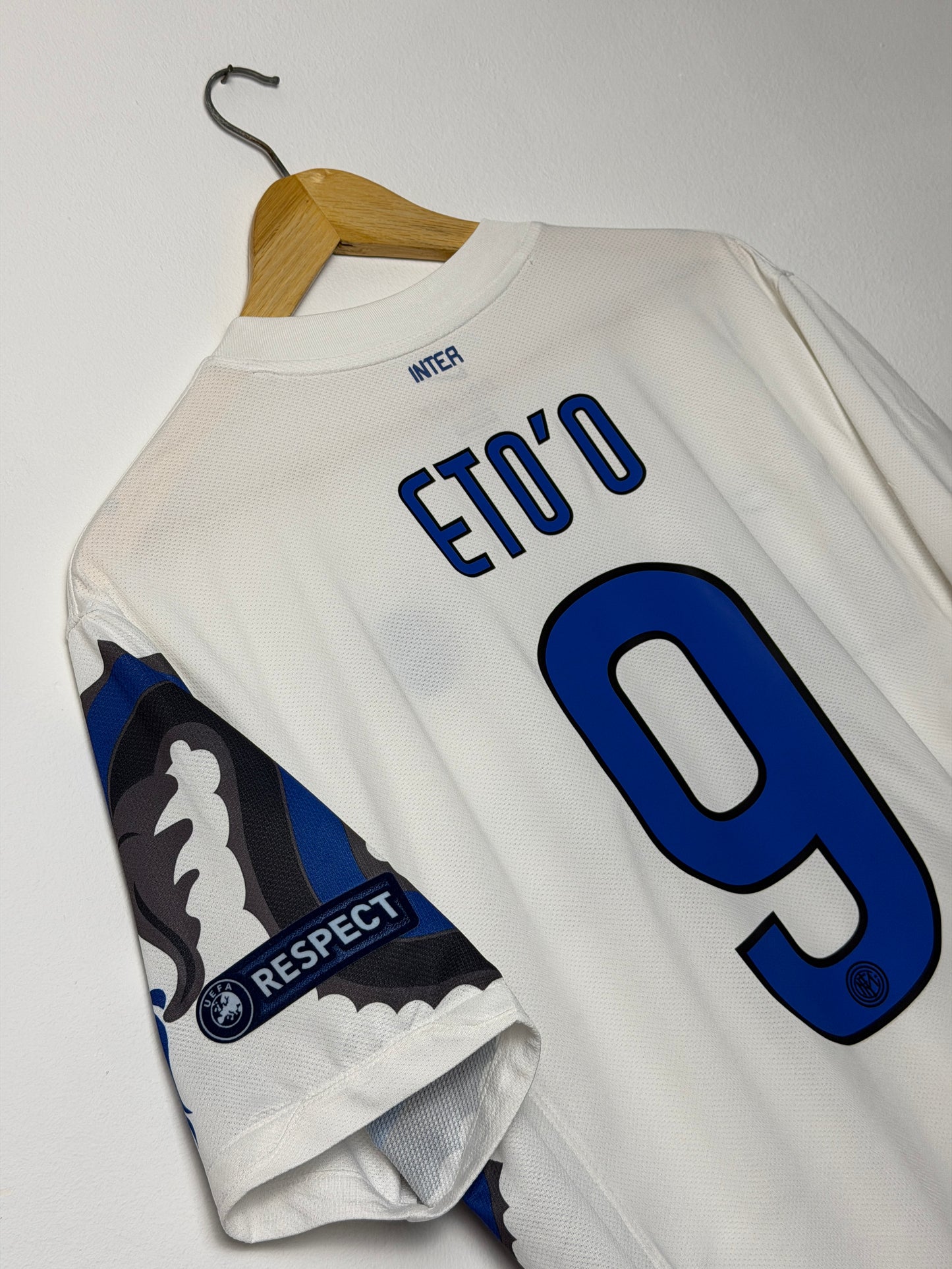 Samuel Eto'o Inter Milan 2010-11 away football shirt (L)