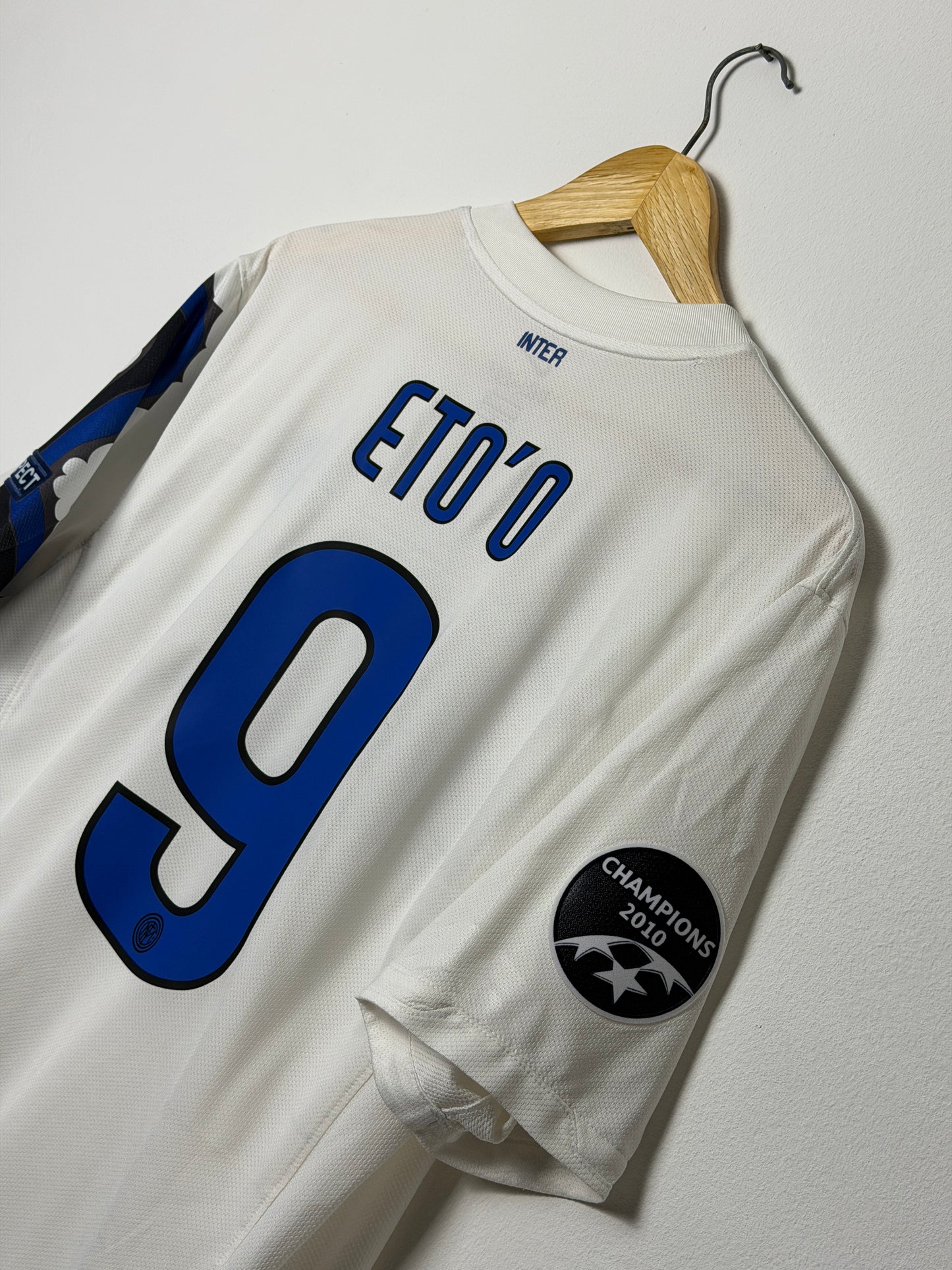Samuel Eto'o Inter Milan 2010-11 away football shirt (L)