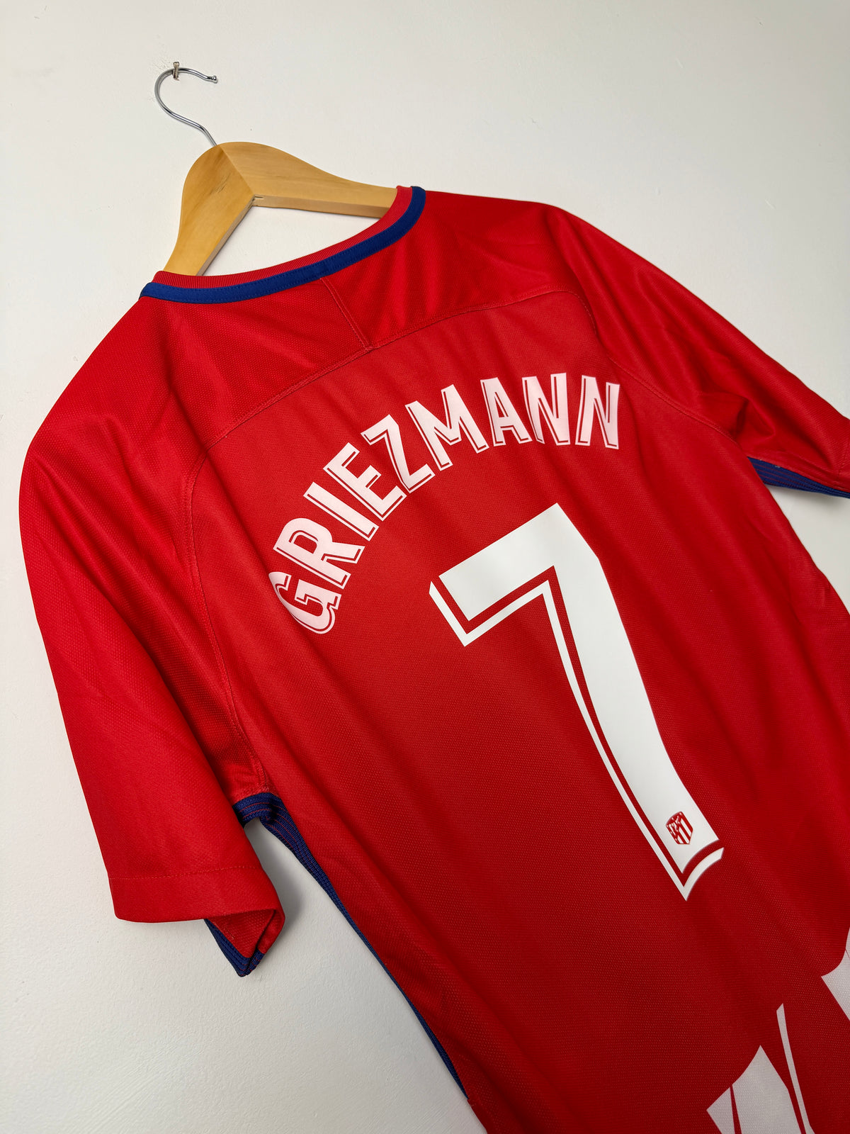 Antoine Griezmann Atletico Madrid 2017-18 home football shirt (M)