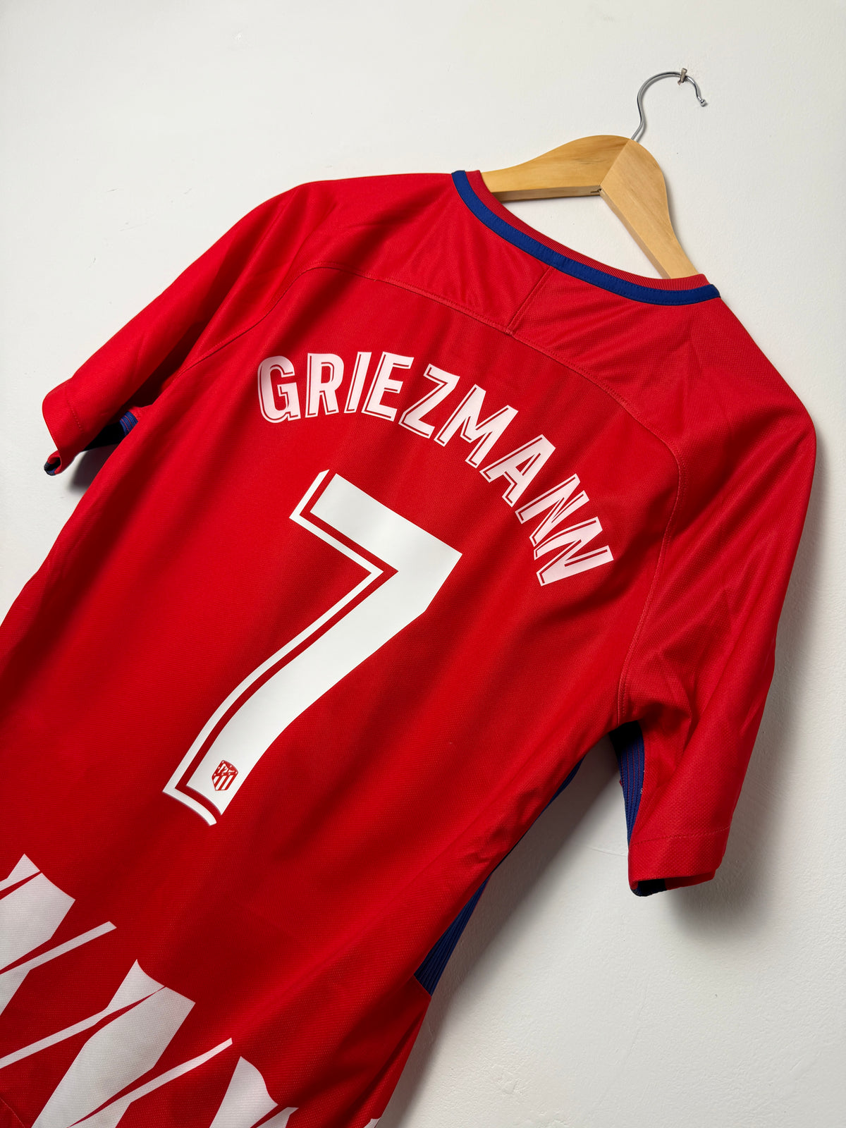 Antoine Griezmann Atletico Madrid 2017-18 home football shirt (M)