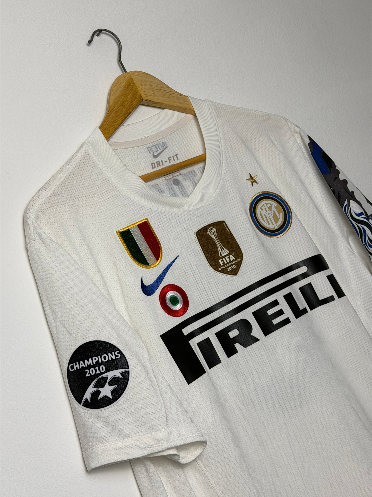 Samuel Eto'o Inter Milan 2010-11 away football shirt (L)
