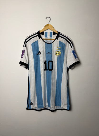 Lionel Messi Argentina 2022 World Cup final home football shirt (L)