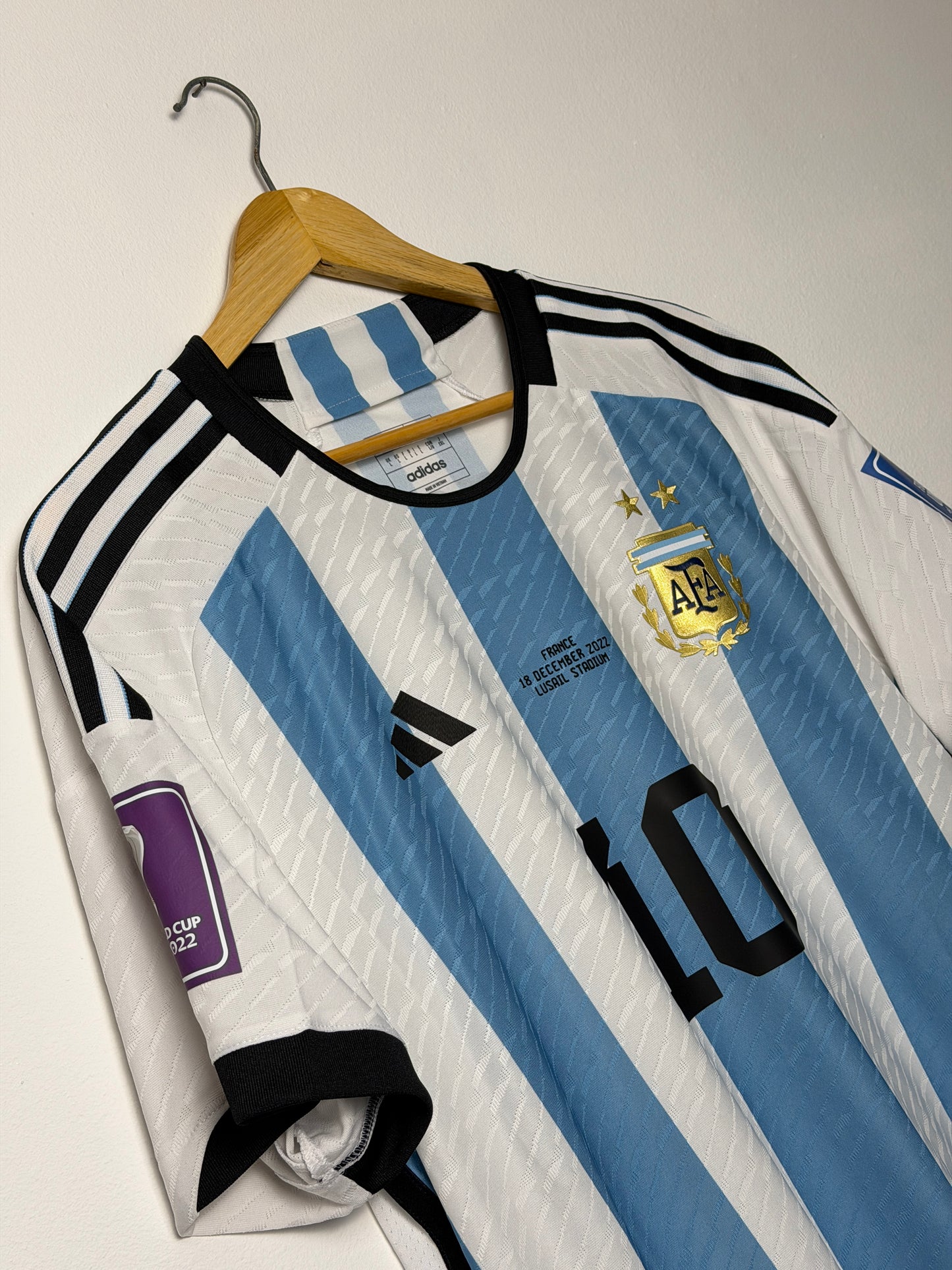 Lionel Messi Argentina 2022 World Cup final home football shirt (L)