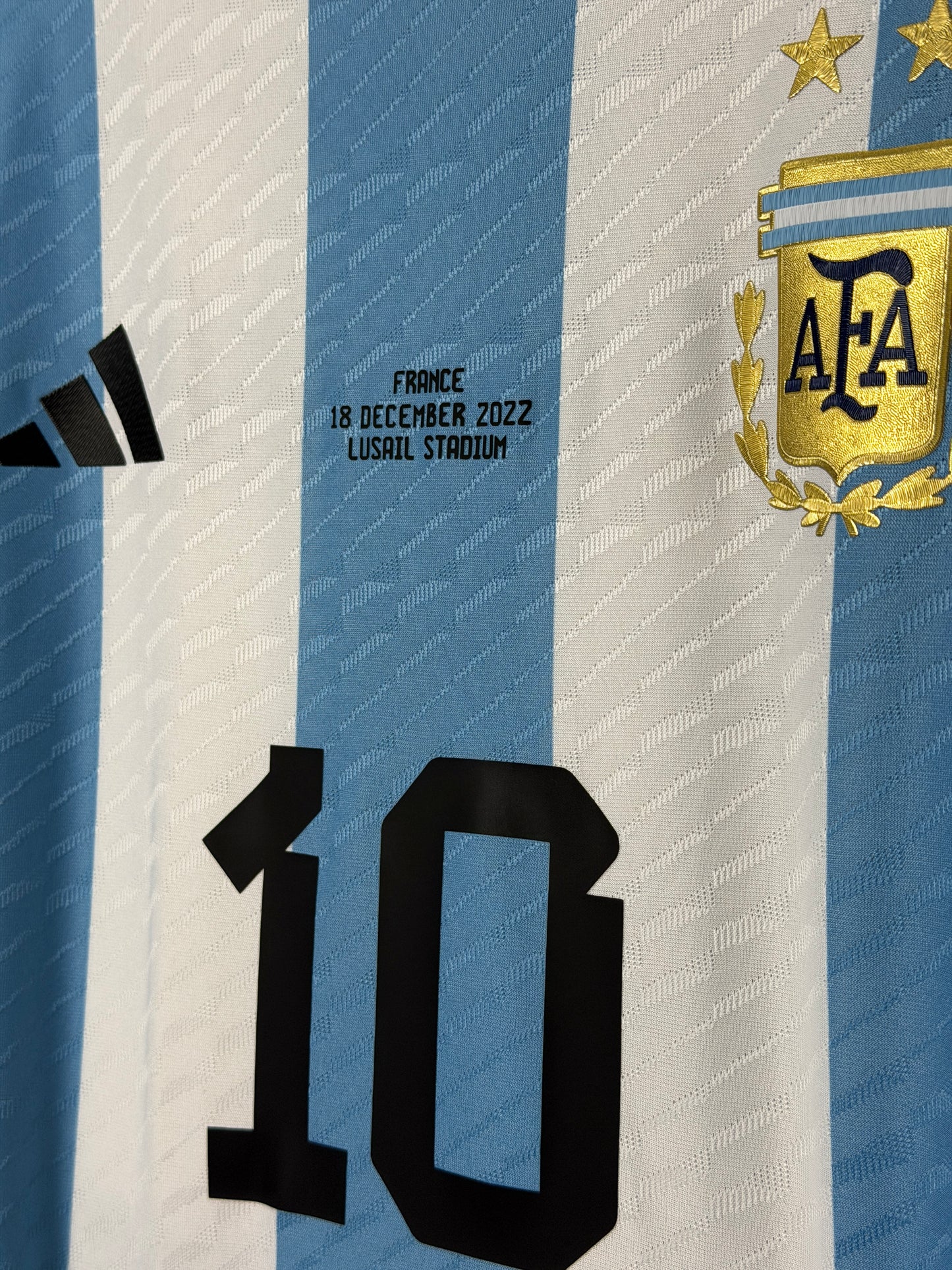 Lionel Messi Argentina 2022 World Cup final home football shirt (L)
