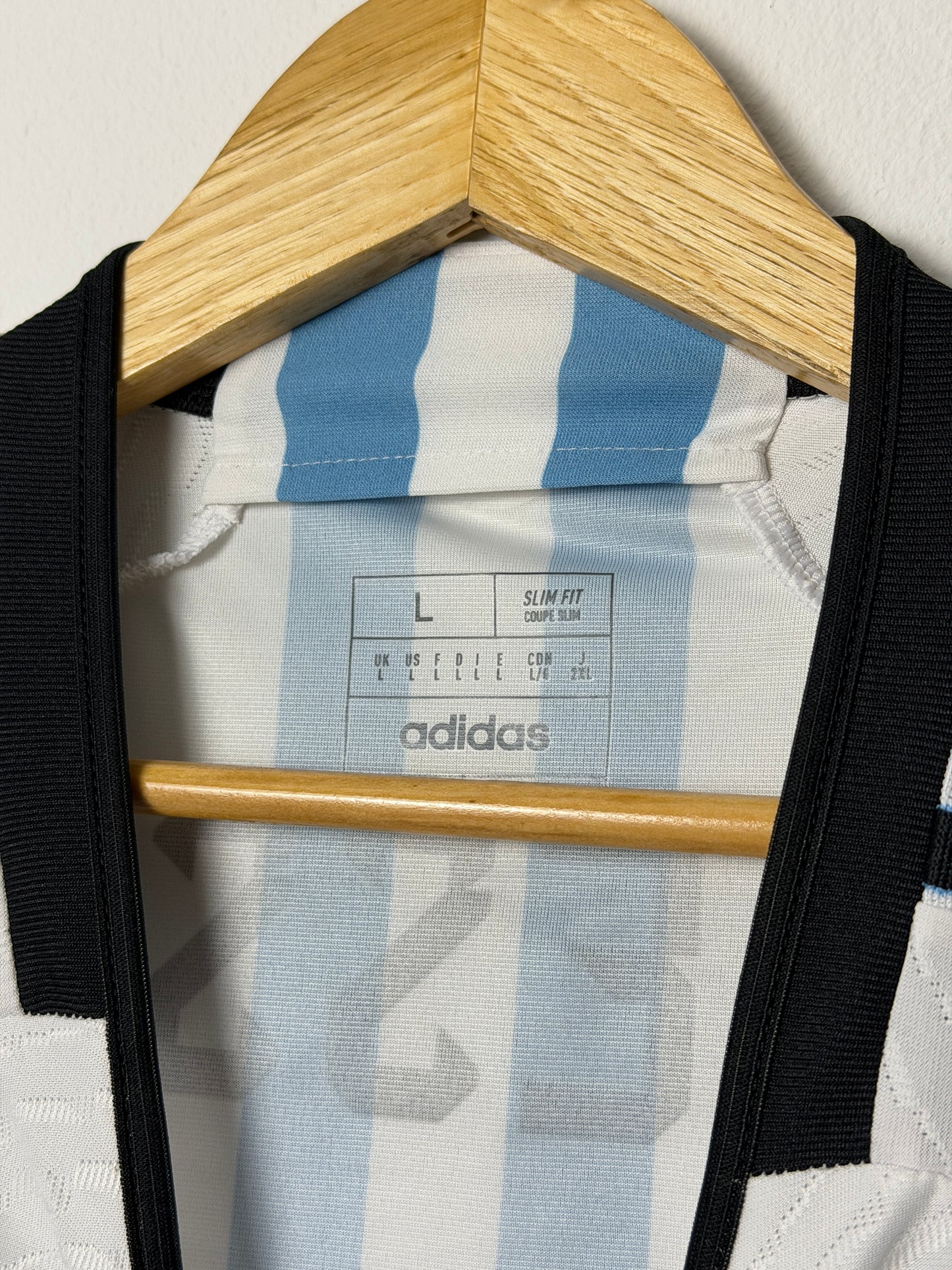 Lionel Messi Argentina 2022 World Cup final home football shirt (L)