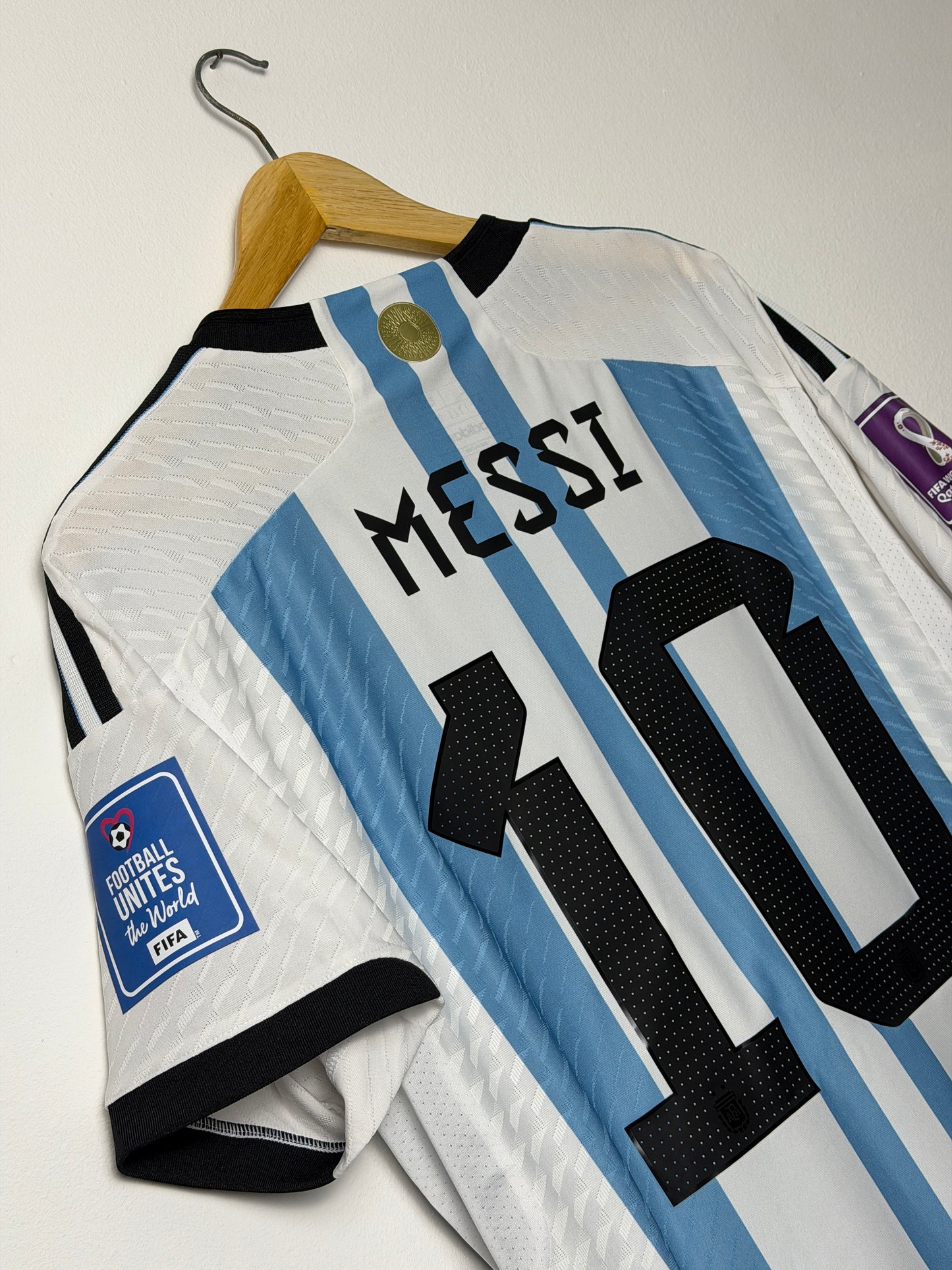 Lionel Messi Argentina 2022 World Cup final home football shirt (L)