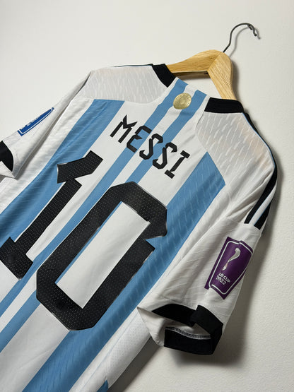 Lionel Messi Argentina 2022 World Cup final home football shirt (L)