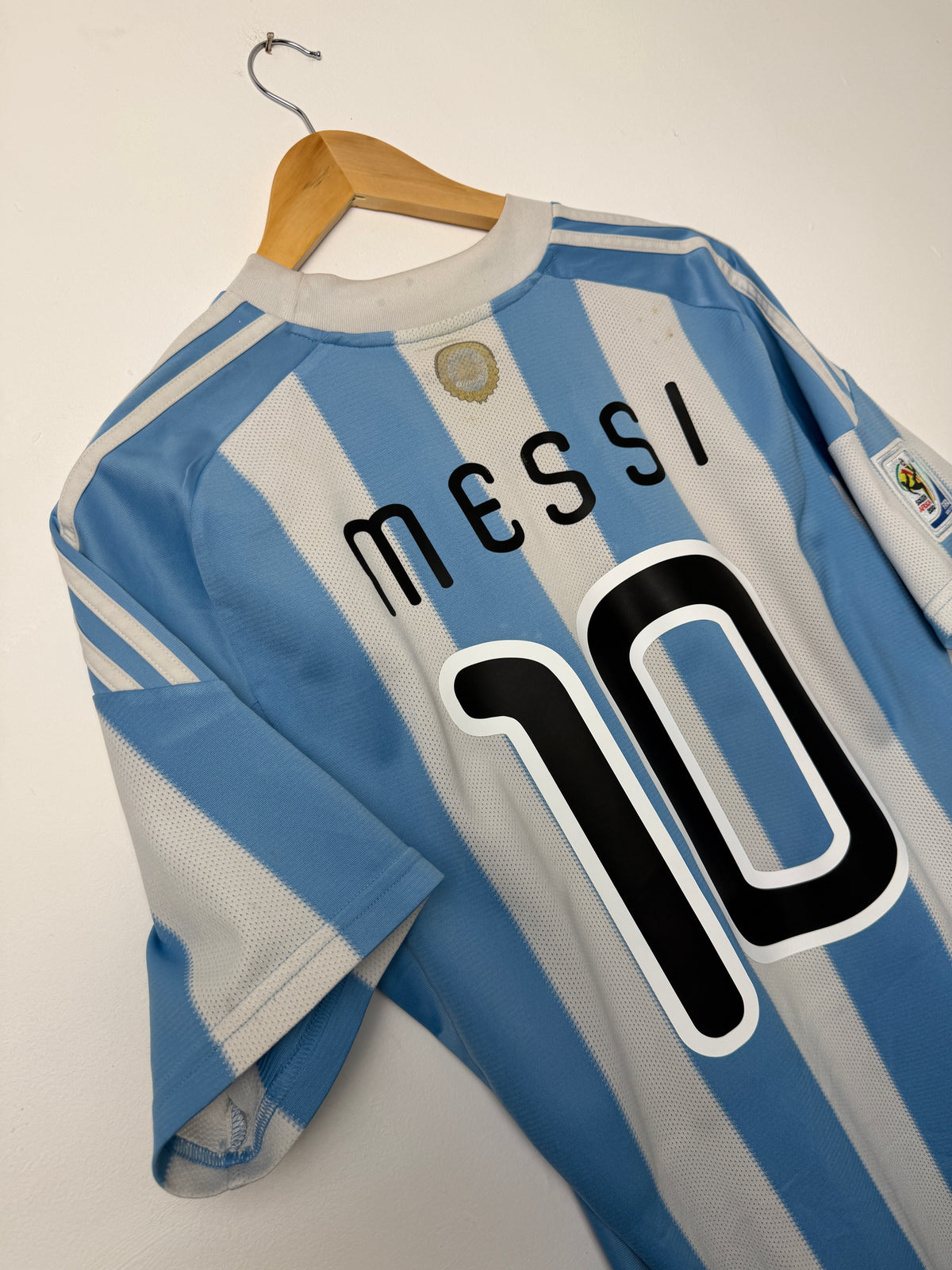 Lionel Messi Argentina 2010 World Cup home football shirt (M)