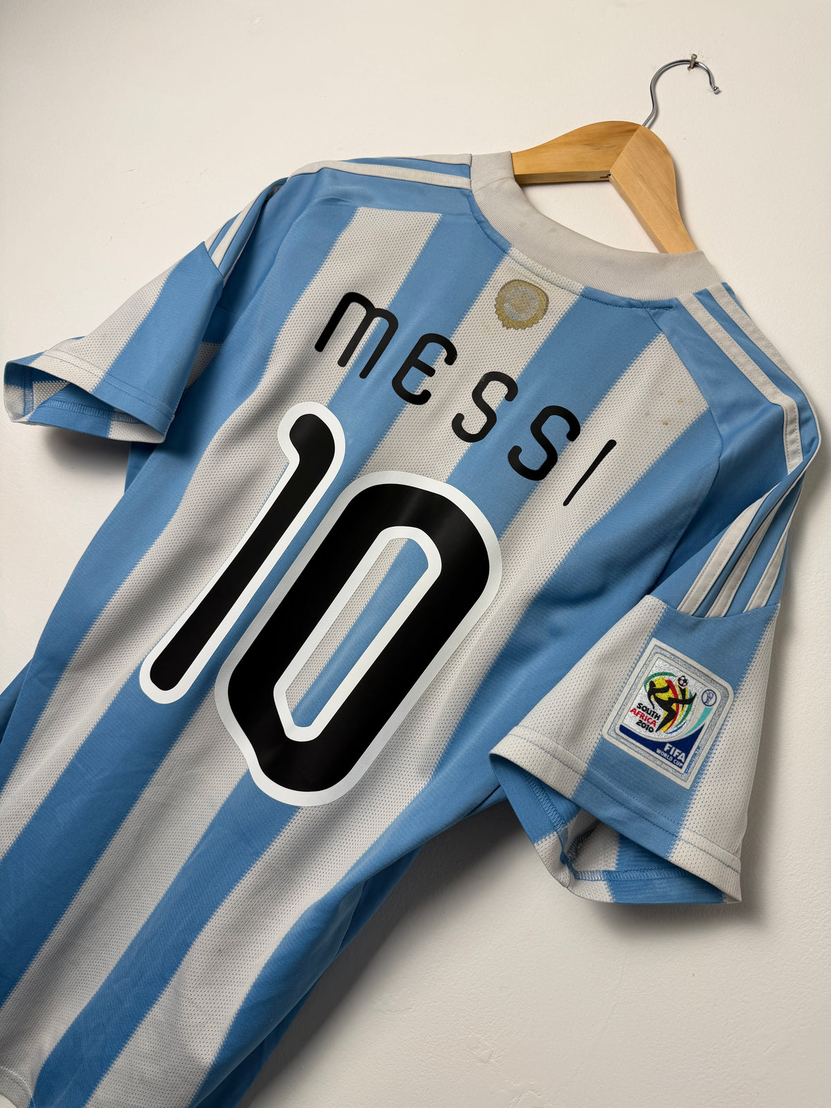Lionel Messi Argentina 2010 World Cup home football shirt (M)