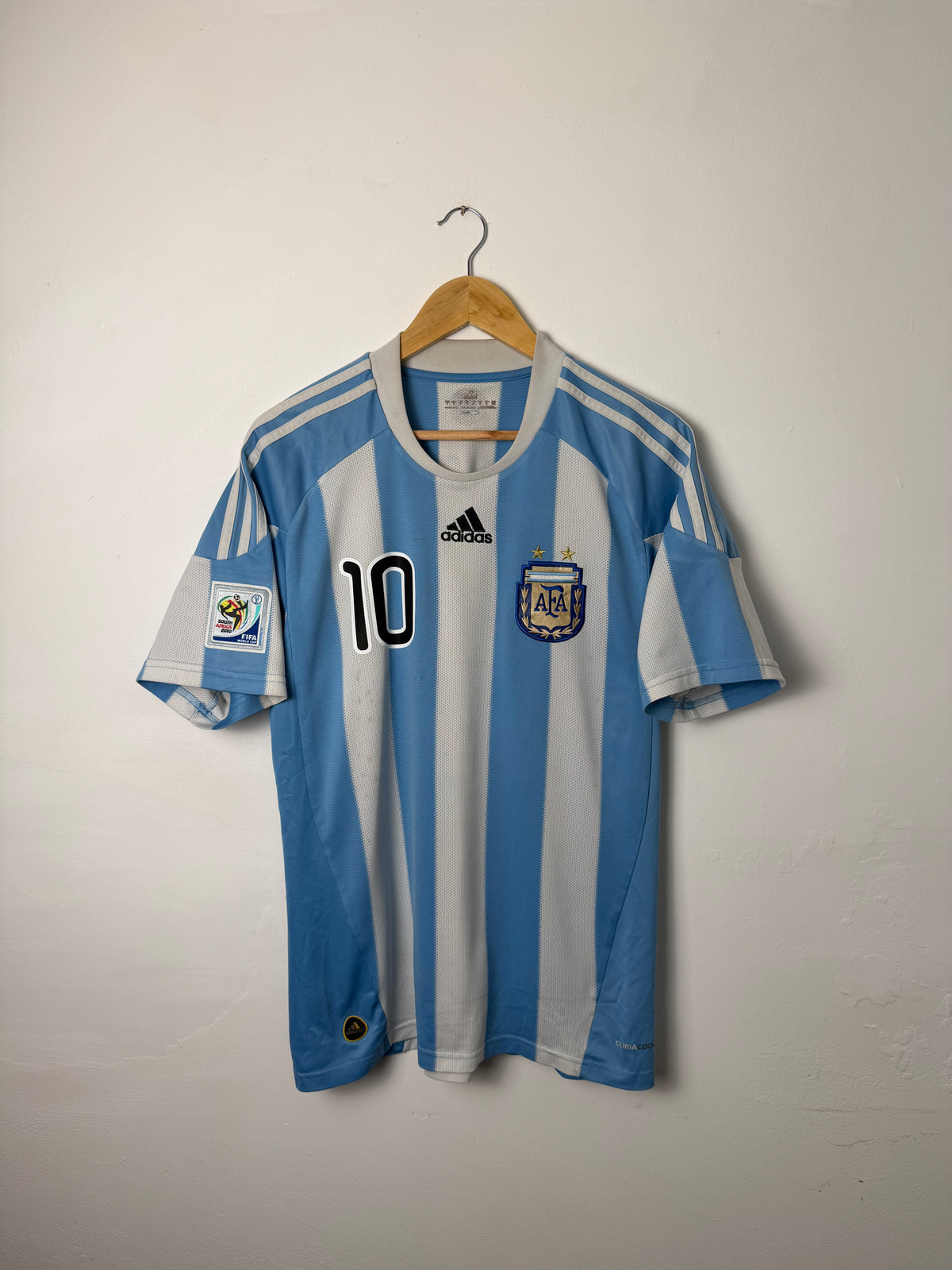 Lionel Messi Argentina 2010 World Cup home football shirt (M)