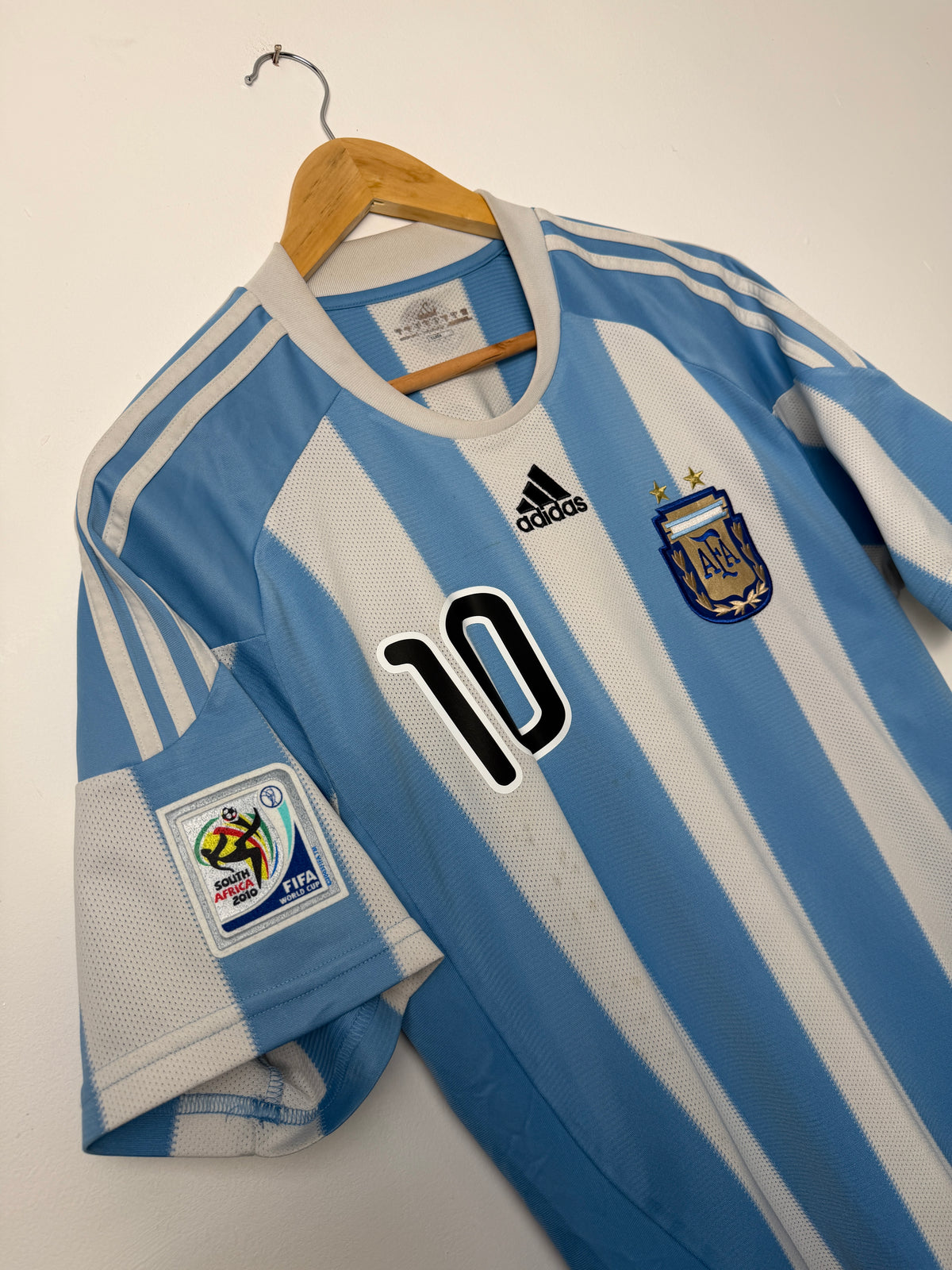 Lionel Messi Argentina 2010 World Cup home football shirt (M)