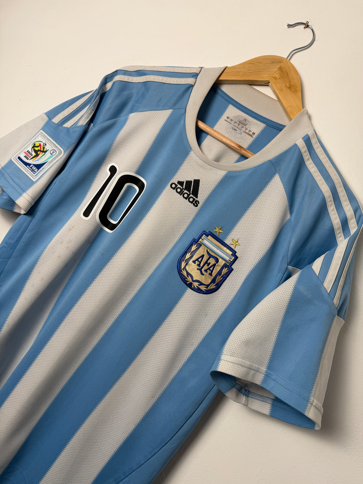 Lionel Messi Argentina 2010 World Cup home football shirt (M)
