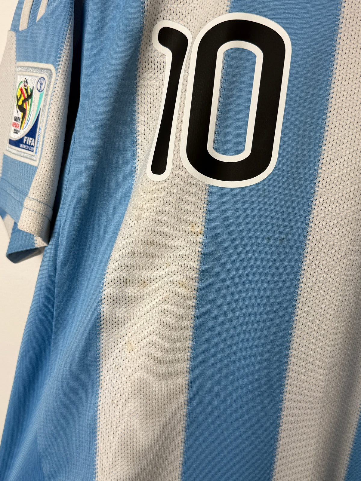 Lionel Messi Argentina 2010 World Cup home football shirt (M)