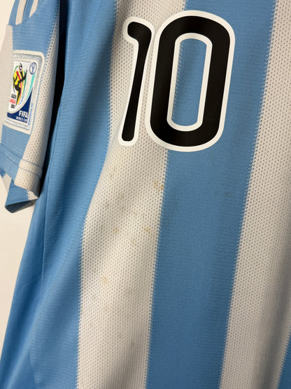 Lionel Messi Argentina 2010 World Cup home football shirt (M)