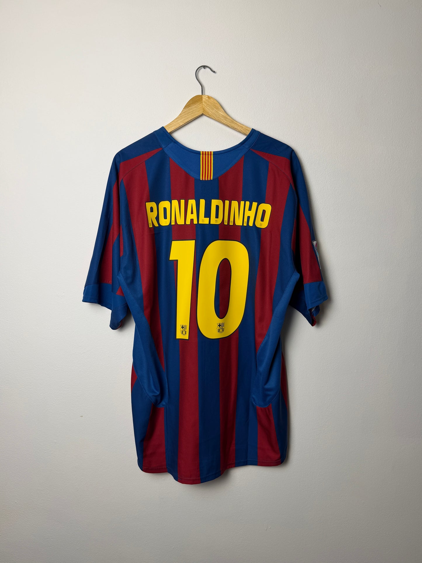 Ronaldinho FC Barcelona 2005-06 home football shirt (XL)